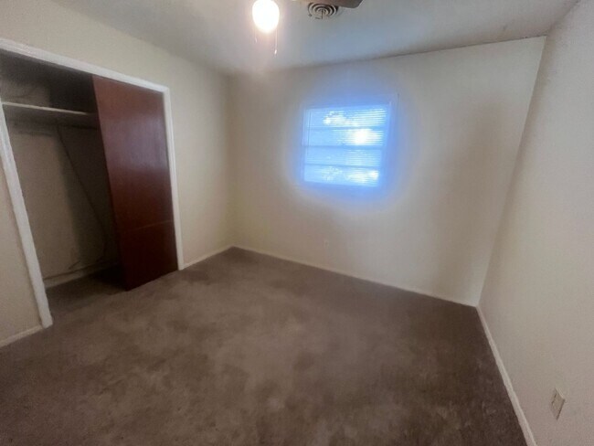 Building Photo - Great Location