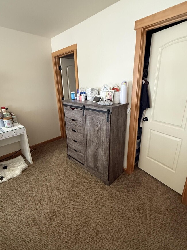 Building Photo - "Spacious 3-Bed & 2.5 Baths in 1700 Sq Ft!"