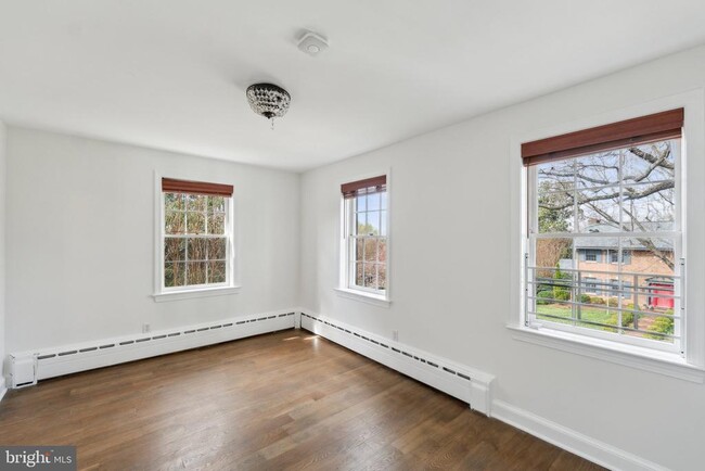 Building Photo - 5305 Saratoga Ave