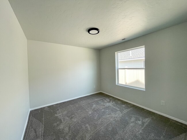 Building Photo - 12633 Dovekie St