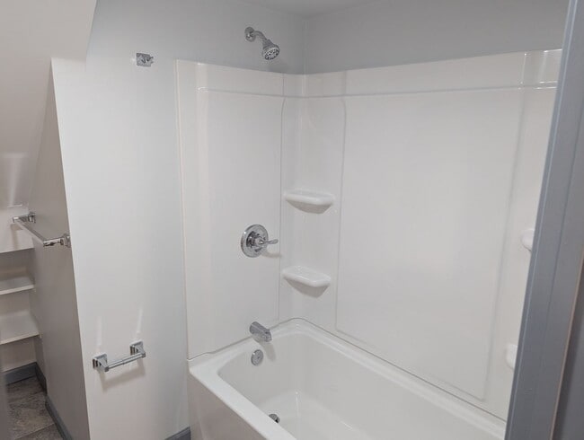 Building Photo - Complete New Remodel: cozy, 1-bedroom apt w/all new kitchen and bath, overlooking Mill Run