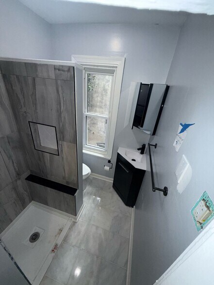 full bathroom - 803 N DuPont St