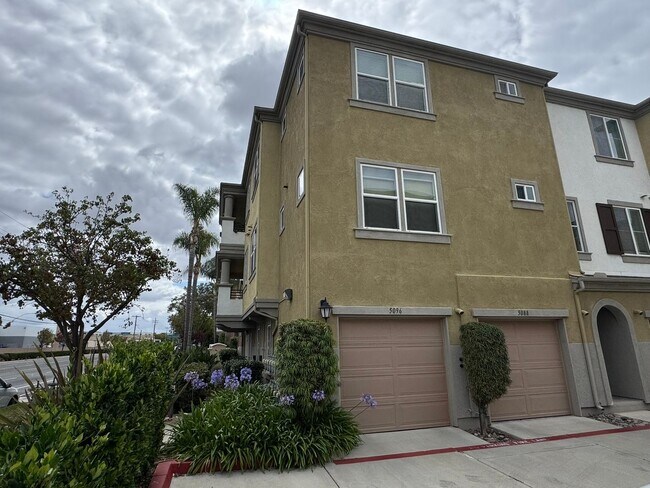 Building Photo - Sleek 2-Bed with a Den/Office + Flex Corner Condo with Attached Tandem Garage