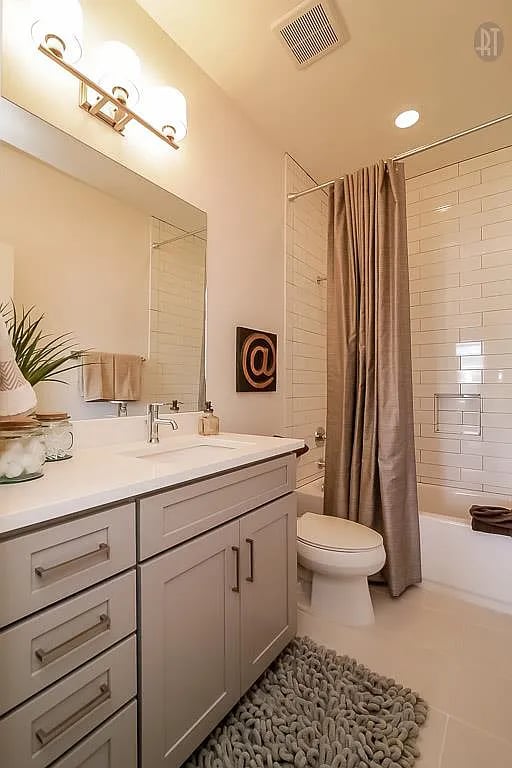 Building Photo - "Charming 3 Bed, 3 1/2 Baths Townhouse in Nashville's Desirable 37204 Neighborhood!" In The Heart...