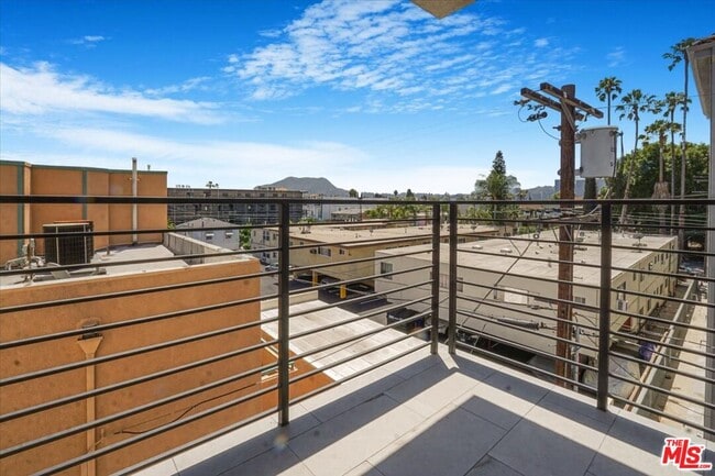 Building Photo - 10918 Camarillo St