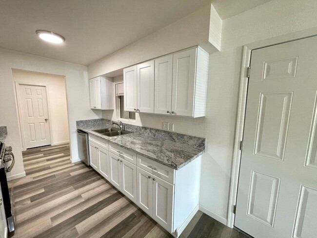 Building Photo - Beautifully Remodeled Large 3 Bedroom 2 Ba...