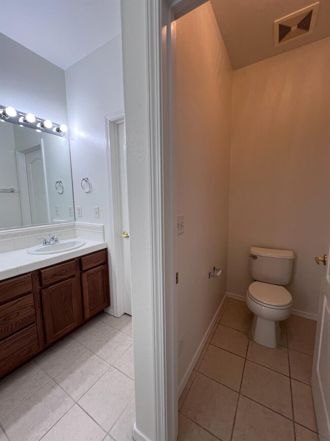 Building Photo - 770 W Brittany Ln