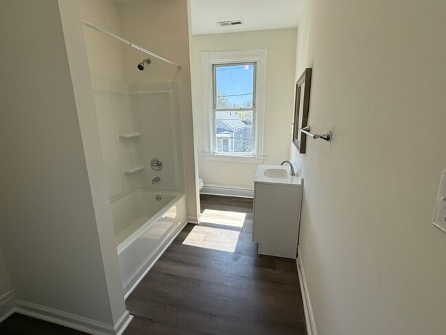 Building Photo - Spacious 3BR / 2BA apartment with ensuite bath and in-unit laundry