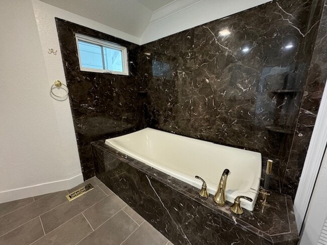 Building Photo - Tri-level townhome in highly desirable Dia...