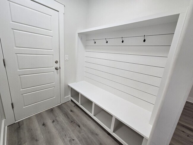 Building Photo - End Unit 3/3.5 Townhome w/ Community Pool!