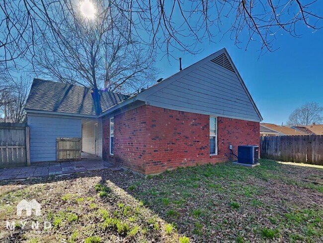 Building Photo - 3422 Laurelwood Dr