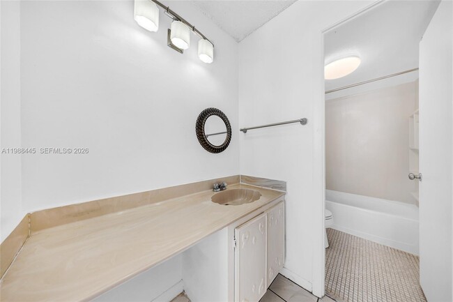 Building Photo - 6900 Bay Dr