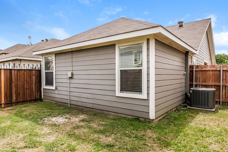 Building Photo - 10701 Many Oaks Dr