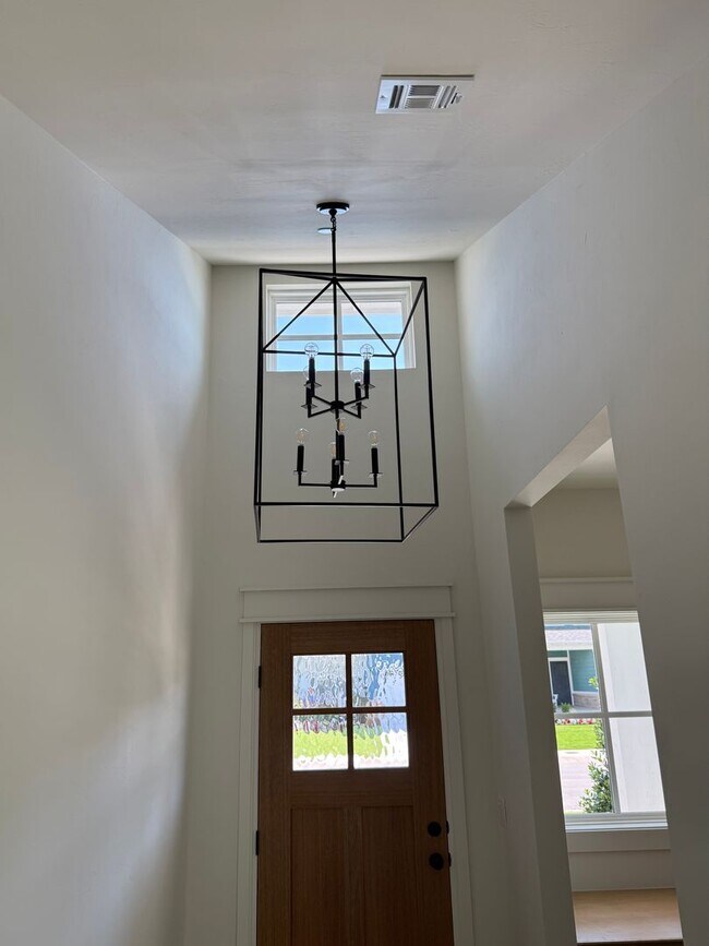 Building Photo - Fall special! flexible terms and easy move in!! 3 bed 2 bath 2 car in bungalow Heights, beautiful...