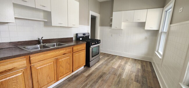 Building Photo - 4 Bedroom 1 Bathroom Triplex