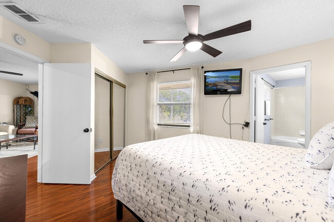 Building Photo - 2083 NE Collins Cir