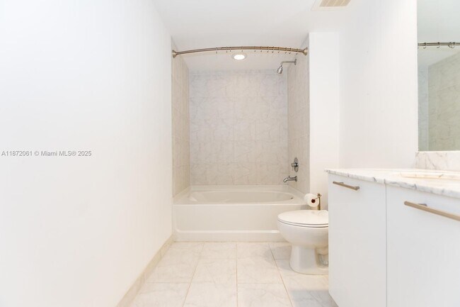 Building Photo - 950 Brickell Bay Dr