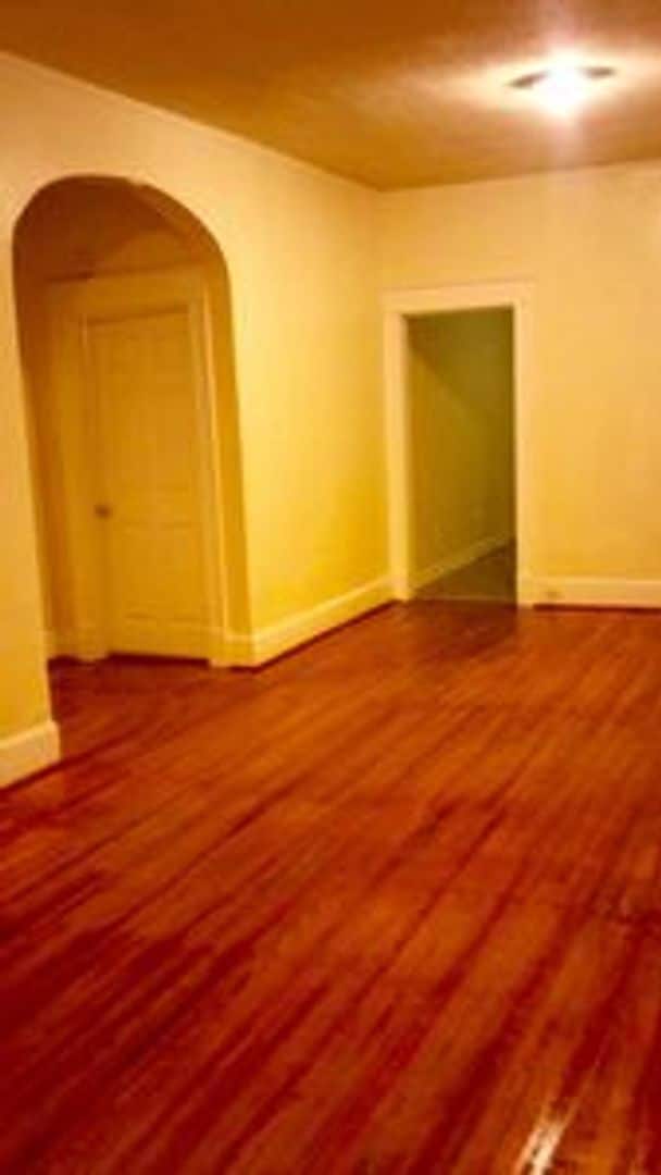 Building Photo - 3 bed 2 bath house. Laundry, all electric,...