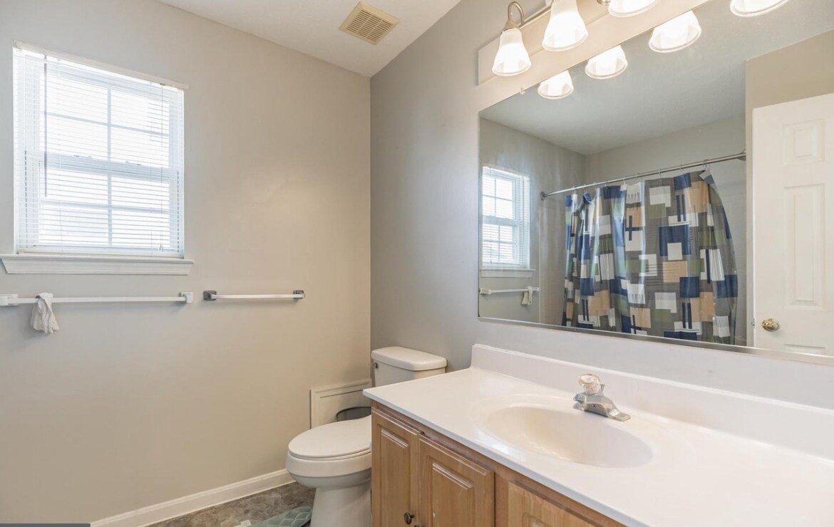 Guest bathroom - 10324 Cassidy Ct