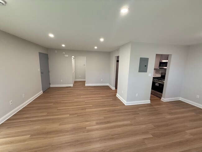 Building Photo - 50 Greenhouse Rd