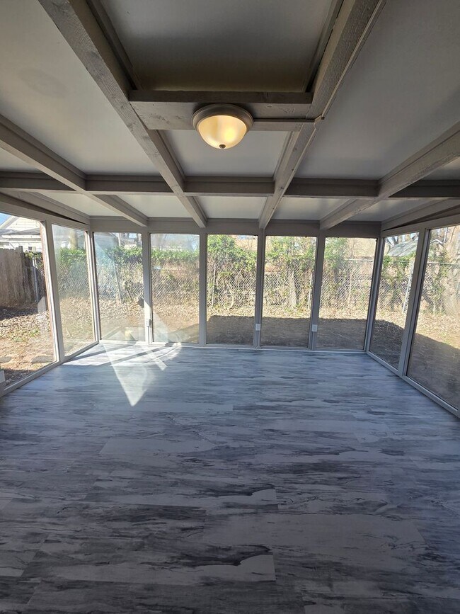 Building Photo - 715 N Kokomo Ave