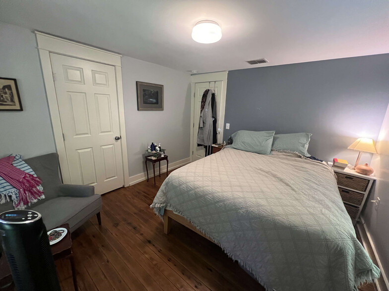 Building Photo - 1148 Lott Ave