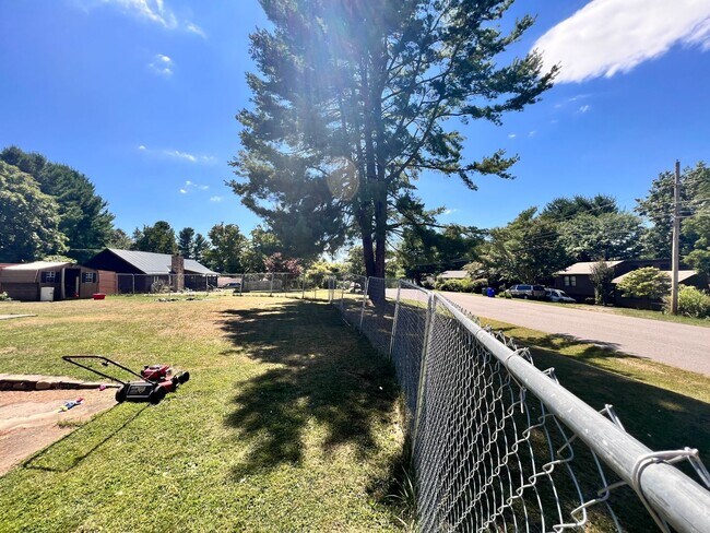 Building Photo - Home available in Christiansburg