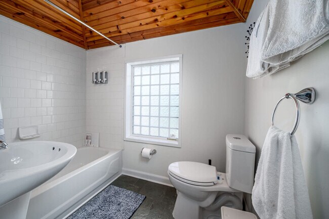 Building Photo - 500 W Rosemary St