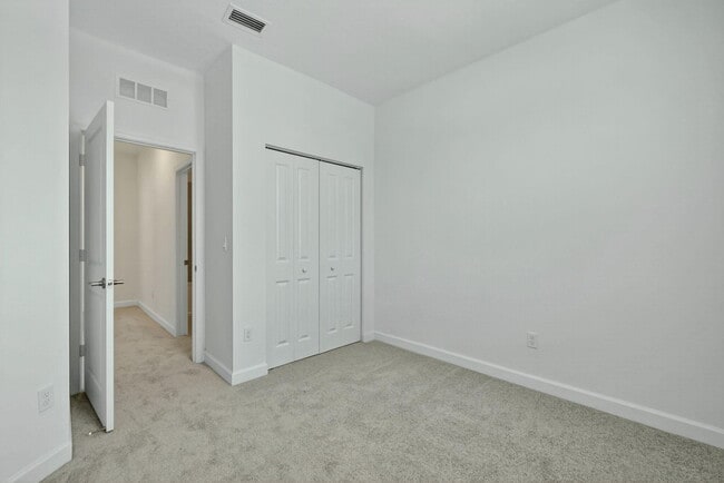 Building Photo - 309 SE Crossoak Ln