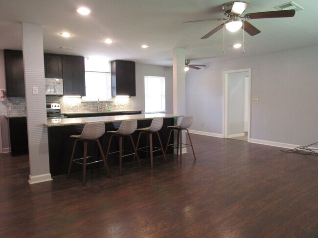 Building Photo - Contact Peggy 501 676 1758