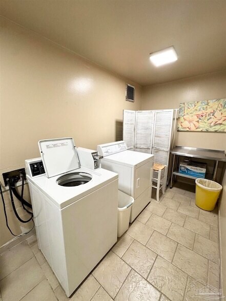 Building Photo - 825 Bayshore Dr