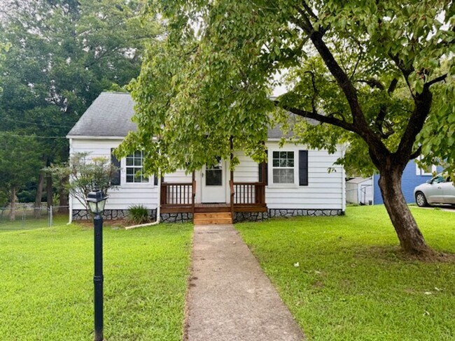 Building Photo - Two bedroom, 1 bath house in Burlington