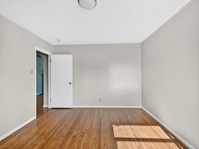 Building Photo - Single level home, convenient, charming neighborhood