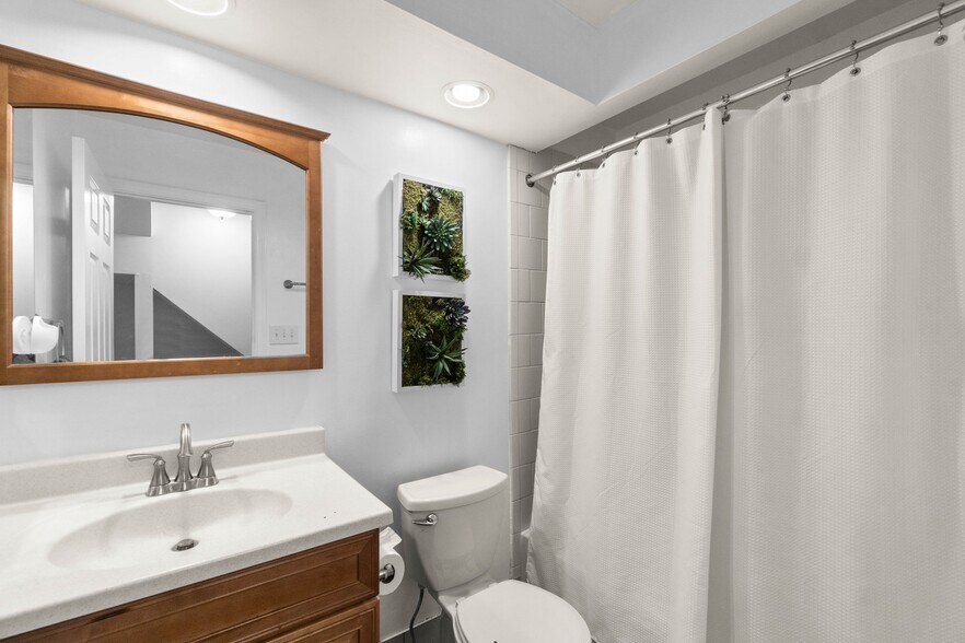 second full bathroom upstairs - 44046 Aberdeen Ter