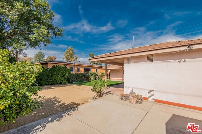 Building Photo - 13104 Magnolia Blvd