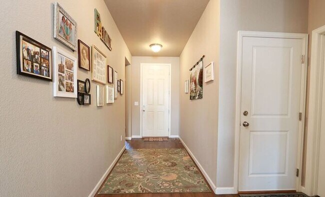 Building Photo - Charming Loveland 3-Bedroom Ranch with Modern Upgrades on a Large Cul-de-Sac Lot