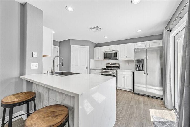 Building Photo - Stunning 3-Bedroom Townhome with Spacious Backyard & Fireplace