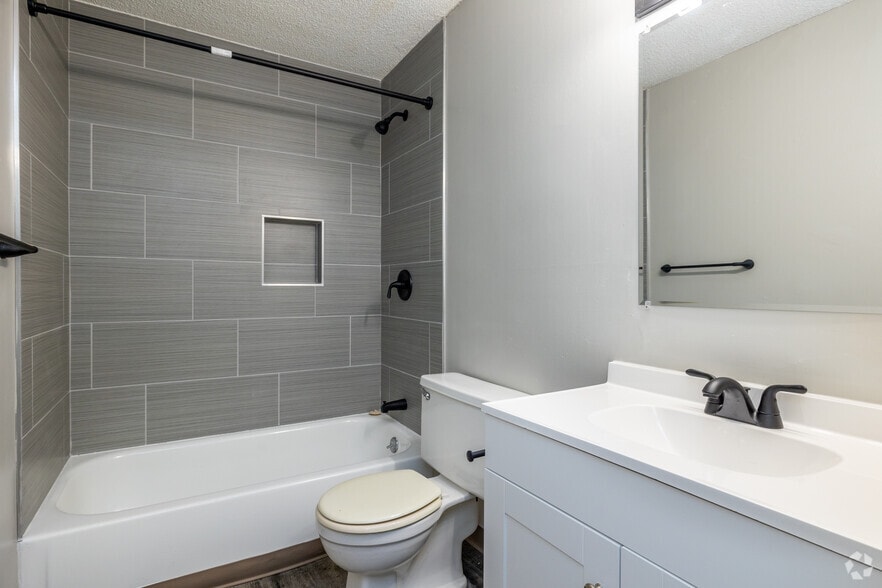 1BR, 1BA - Reno/809SF - Bathroom - Emerald Hills Apartments