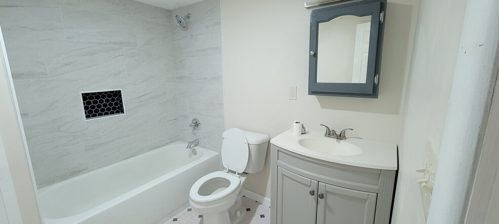 Tiled Tub/Shower - 1914 S S St