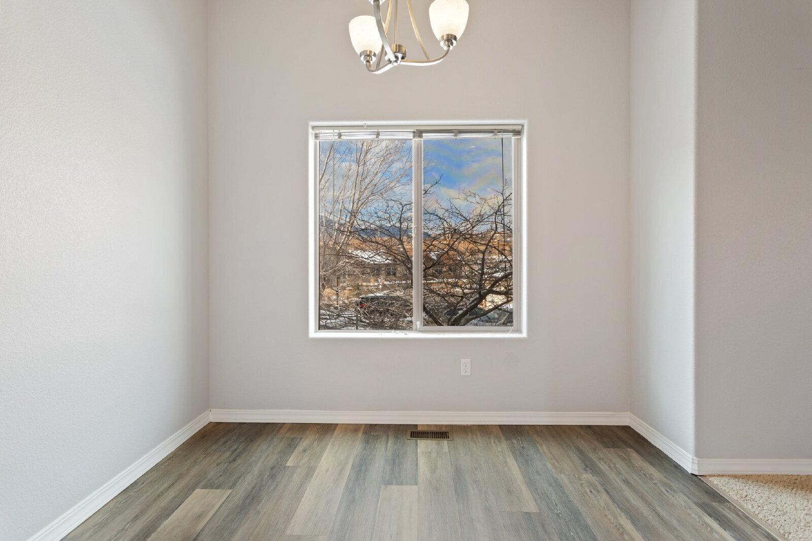 Building Photo - Westside 2-Bed Condo with Mountain Views a...