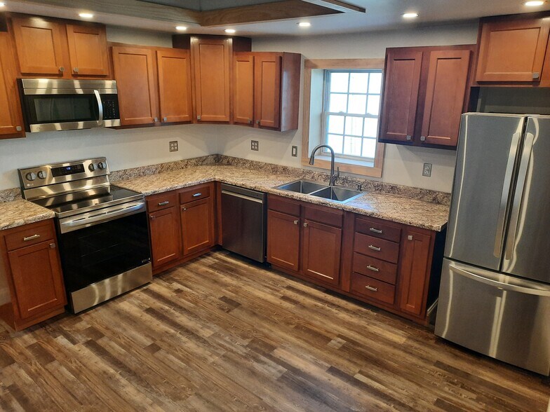 Building Photo - 247 Main St