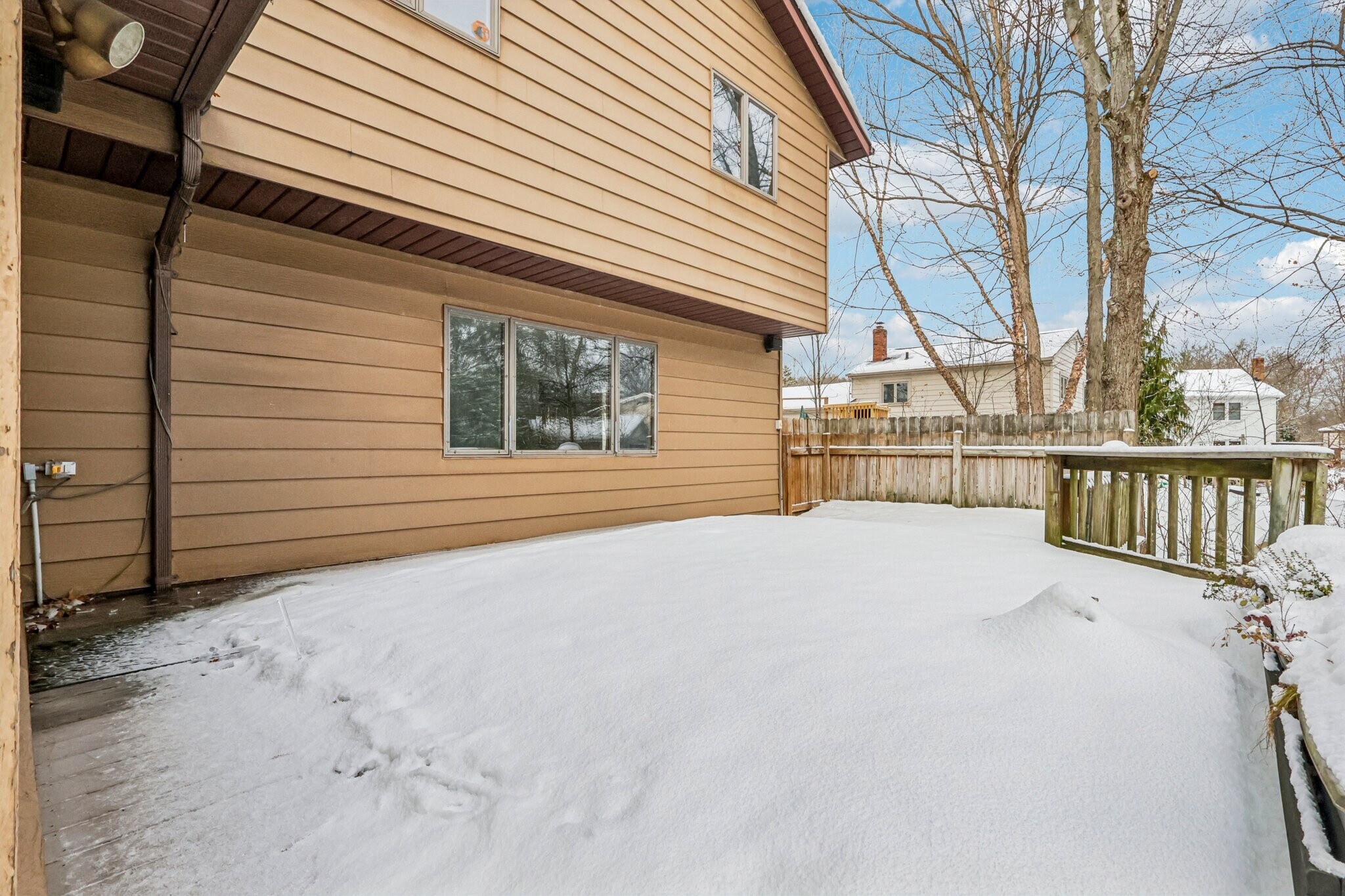 Building Photo - 6235 Sunnywood Dr