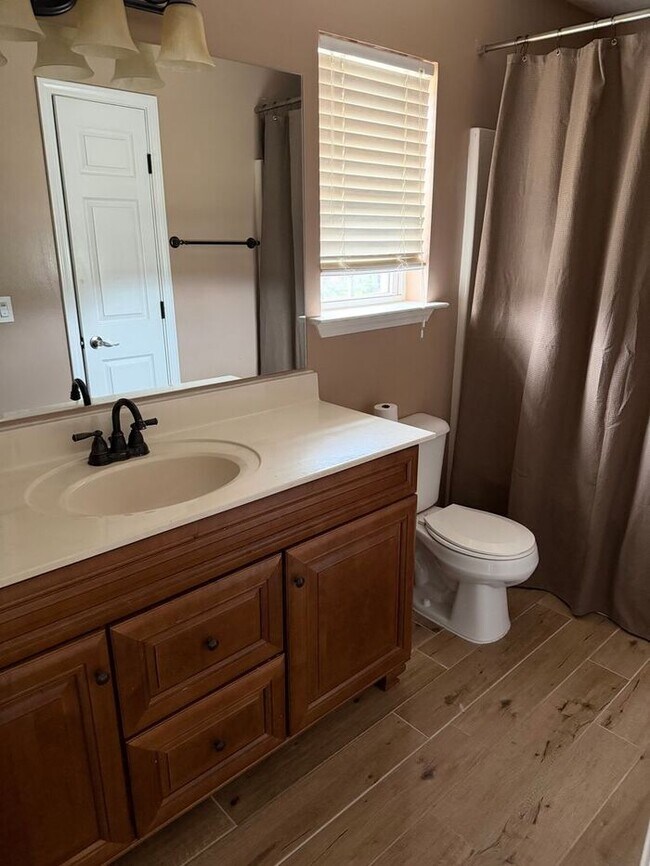 Building Photo - Maintenance Free Living 3 Bed/2.5 Bath