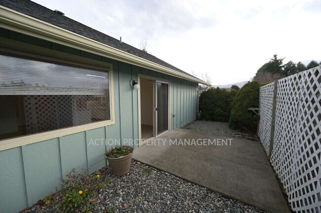 Building Photo - 2 bed, 2 bath, 1 car garage- water, sewer and yard care included!