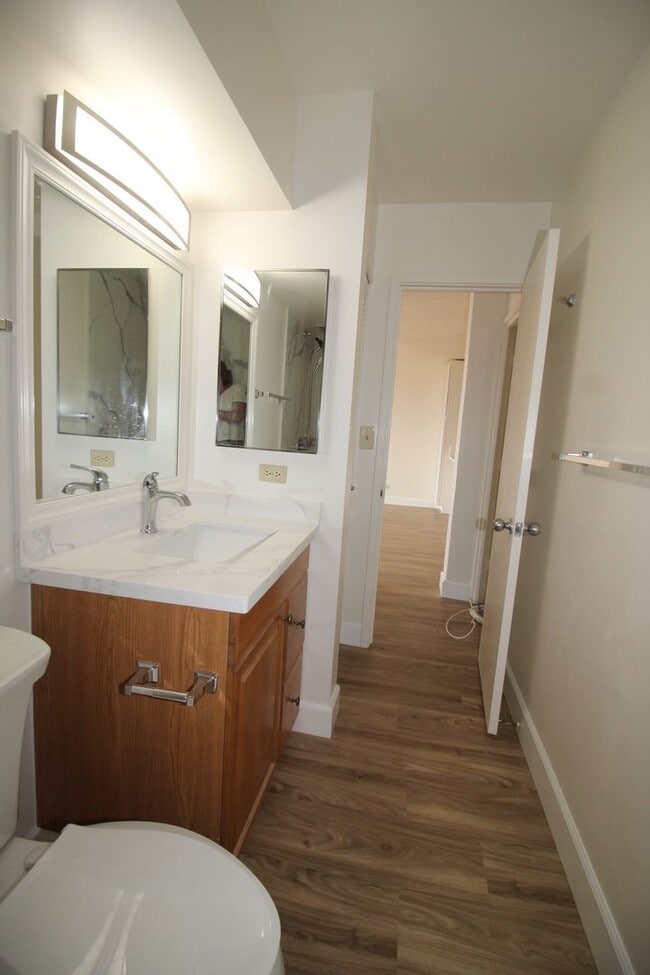 Building Photo - High 2 bedroom with sweeping views!