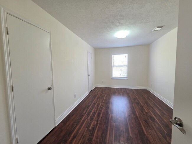 Building Photo - 8126 Golf Green Cir