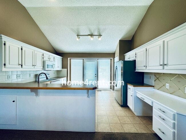 Building Photo - Four Bedroom Olathe Home in a Quiet Neighb...
