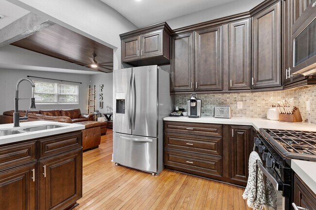 Building Photo - 3/2 House by TMH!! Available April!! fully furnished, 6 or 12 month lease available