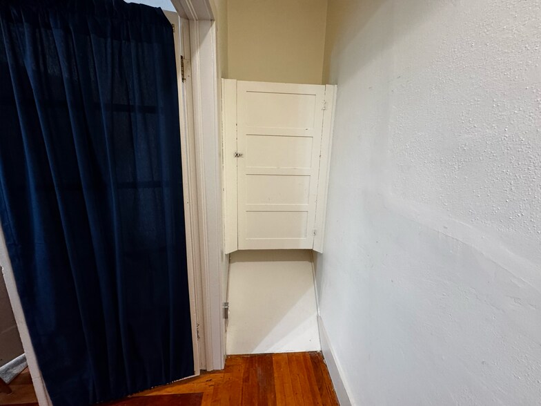 Building Photo - 431 S Yellowstone St