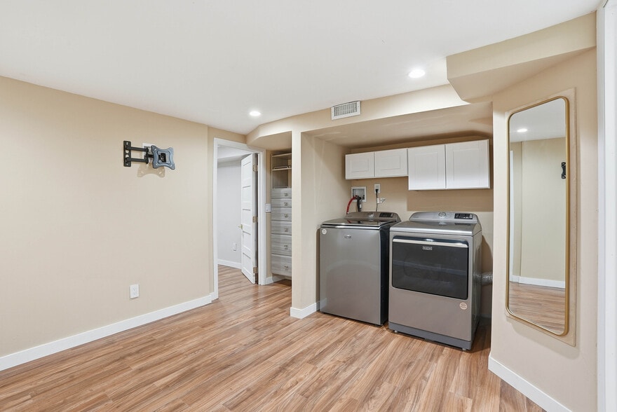 Building Photo - 729 W Augusta Ave